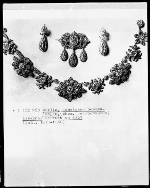 Kette mit Ohrringen und Brosche