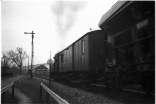 Lok 12, Hilfszug von Stetten bei Haigerloch, Hechingen Landesbahnhof: Ausfahrt, mechanisches Einfahrtssignal und Gerätewagen