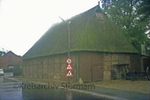Havighorst: Dorfstraße 16: Fachwerkscheune mit Reetdach: traufständige Straßenseite: Giebelseite mit Scheunentor