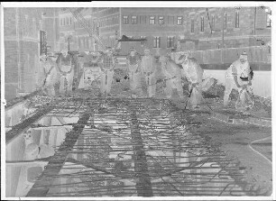 Staustufe Schweinfurt. Abbrechen der Betonfahrbahnplatte auf der alten Maxbrücke.