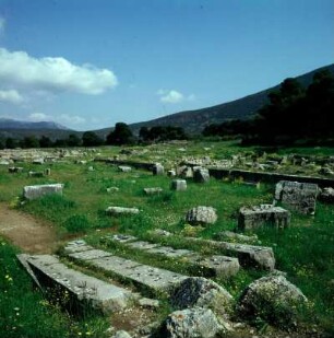 Epidauros. Propylon des Gymnasiums