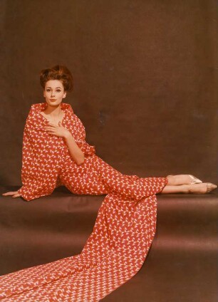 Model in einem Kleid mit Schleppe
