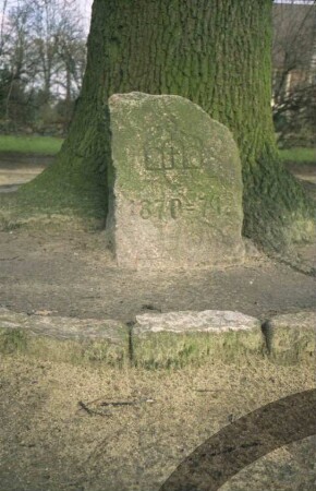 Kirchenweg: Dorfanger: Friedenseiche: Detailaufnahme: an Fuß Gedenkstein 1870/71