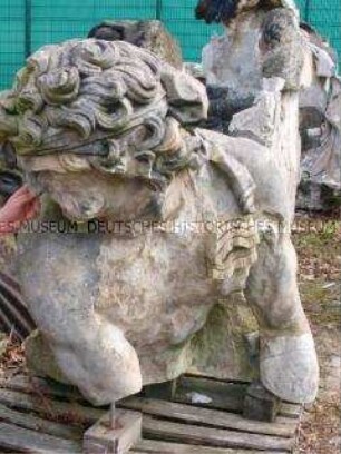 Fragment einer Zeughaus-Bauplastik: Kopf und Oberkörper eines gefesselten Kriegers aus der ........-Gruppe (Dachbalustrade, .....seite) ???
