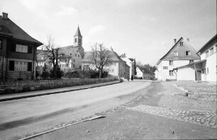 Bonndorf: Straße mit Kirche