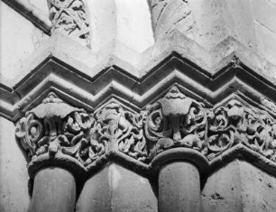 Kapitellzone : Kapitellzone. Stein (um 1200/1220). Andernach, Liebfrauenkirche, Portal, Südfassade