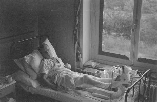 Zweiter Weltkrieg. Lazarett (wahrscheinlich in Holland). Verwundeter Angehöriger der deutschen Wehrmacht im Krankenhausbett