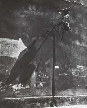Gaslaterne, vom Luftdruck verformt : Dresden, 1945