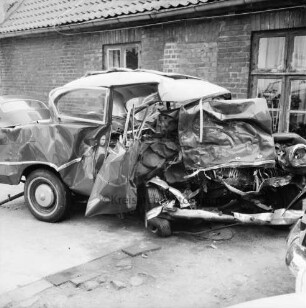B 404: nach Verkehrsunfall bei Klinken: [Zusammenstoß von zwei Pkws]: schrottreifer Unfall-Pkw auf Abstellplatz: vor Backsteinhaus: weitere Autos [angeschnitten]