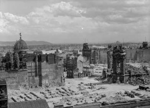 Dresden. Blick vom Dach des Ständehauses nach Südosten auf die teilweise beräumten Flächen der Innenstadt und die Ruine der Frauenkirche, hinter der Kuppel der Kunstakademie der Borsberg