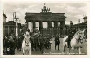 Wachsoldaten marschieren vom Brandenburger Tor zur Neuen Wache