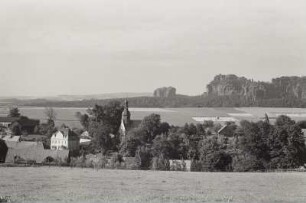 Reinhardtsdorf-Schöna, Ortsteil Reinhardtsdorf mit Dorfkirche, Blick vom Wolfsberghang nach Norden