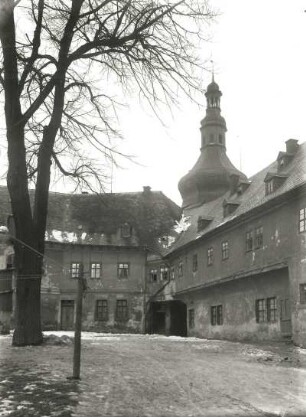 Wiesenburg, Schloss, Hofansicht von Süd- und Westflügel mit Torturm