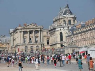 Touristen vor dem Schlosseingang