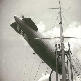 D-LZ 129 "Hindenburg" : Blick von Bord der "Monte Rosa" auf Luftschiff D-LZ 129 "Hindenburg" (letzte Atlantik-Reise der Hindenburg)