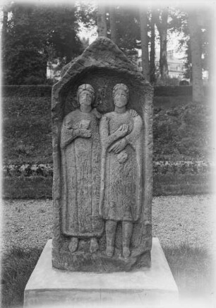 Gallo-römische Stele mit Darstellung zweier Frauen