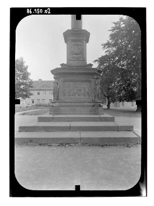 Denkmal für die Befreiungskriege von 1813 bis 1815 : Denkmal für die Befreiungskriege von 1813 bis 1815. Eisenguß; Höhe 13 m (1865; A. Wolff nach Entwurd von H. Willebrand). Sockel mit Relief "Auszug der Freiwilligen Jäger". Güstrow, Franz-Parr-Platz