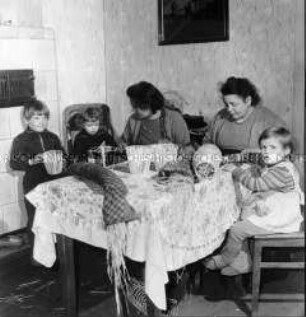 Familie bei Heimarbeit für den VEB Heimkunst in Wandlitz-Schönwalde