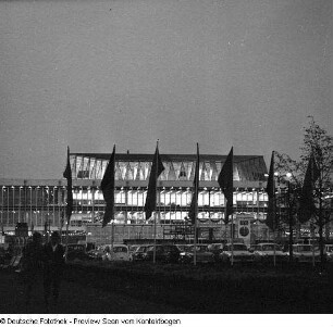 Der erleuchtete Kulturpalast aus Anlass des 20. Jahrestages der DDR