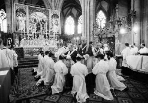 Freiburg: Priesterweihe im Münster, Priester segnen Diakone reihum