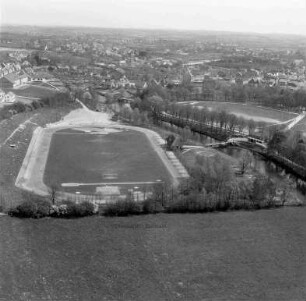 Sportplatz (Am Stadion): Luftbild: rechts die Trave mit Badeanstalt, im Hintergrund Pferdemarkt und Häuser am Lübecker Straße