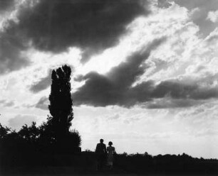 Wolkenbilder. Liebespaar unter abendlichem Himmel