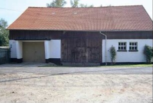 Stall mit Scheune, darin neuer Garageneinbau