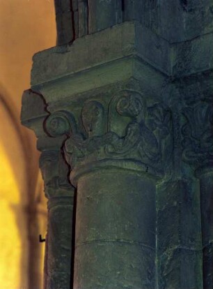 Kapitell mit Darstellung einer Maske zwischen zwei Drachen