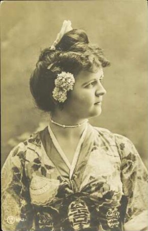[Frau mit Blumen im Haar]
