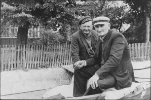 Zwei alte Männer auf dem Kutschbock
