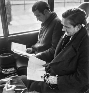 Berlin-Dahlem. Freie Universität Berlin. Medizin-Studenten in der "Hochschulstraßenbahn" (Mit Zigarette und Stethoskop: Medizin-Studenten in der Hochschulstraßenbahn)