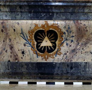Annenaltar (Nördlicher Seitenaltar) — Antependium mit Auge Gottes