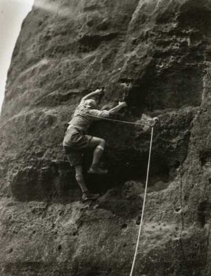 Sächsische Schweiz. Schmilkaer Felsgebiet, Kleiner Falknerturm. Seilschaft Rudolf Stolle in der Geigerwand (Südostweg). (VIIa)