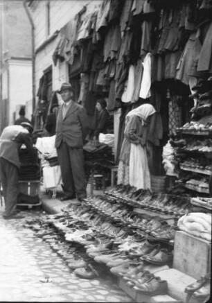Bukarest, Straßen- und Marktleben in Bukarest: Schuhe und Kleider, auf der Treppe