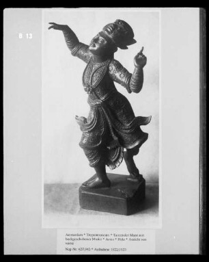 Tanzender Mann mit hochgeschobener Maske