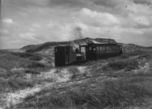 Amrumer Inselbahn : Ein Zug der Amrumer Inselbahn in den Dünen bei Norddorf.