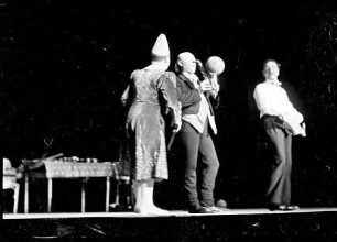 Wintergarten: Trio Cairoli Clowns; einer spielt Ball mit Saxophon
