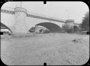 Dresden-Friedrichstadt. Marienbrücke (Straßenbrücke über die Elbe; 1846-1852, J. G. Lohse), stromaufwärtige Seite. Blick durch einen Brückenbogen elbabwärts zur Eisenbahnbrücke