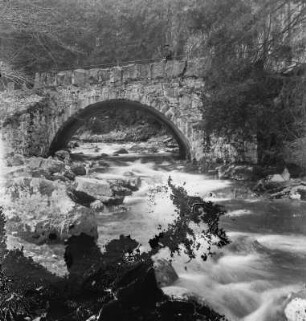 Gebirgsbach. Ansicht mit Steinbrücke