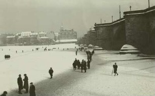 Dresden. Blick vom Altstädter Ufer unterhalb der Augustusbrücke über die vereiste Elbe mit Passanten auf das Neustädter Ufer : Fotografen auf zugefrorener Elbe, 1928/29