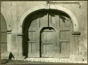 Hauptstr. 45, Tor, mit Schlußstein mit Blumen