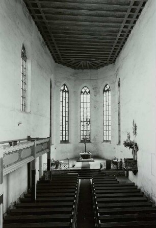 Laucha an der Unstrut, Stadtkirche St. Marien. Inneres zum Altar