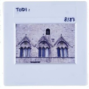 Todi, Palazzo del Capitano : Fassade, Triforen