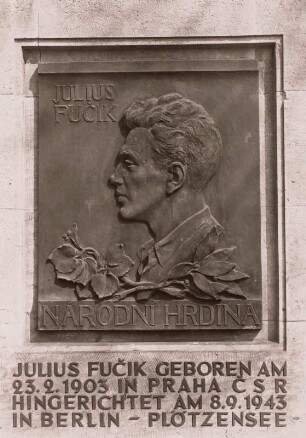 Dresden. Bildnisplakette "Julius Fucik" am "Fucik-Denkmal" . Straßburger Platz (ehem. Fucik-Platz)