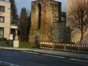 Stadtbefestigung-Wehrturm (Frauentürmchen)-eingestellter Stadtmauer-Wachtturm im Norden mit (ehemaligem) Geschützdeck - Ansicht von Südosten über Stadtseite in Übersicht