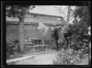 Bursche mit Pferd
