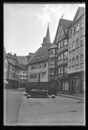 Marktplatz mit Brunnen, Eglmeier & Michel, Cafe Hahn und Ludwig Henning