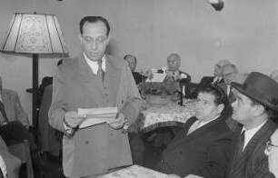 Einweihung eines jüdischen Altersheimes : Teilnehmer der Einweihungsfeier während einer Rede, Julius Meyer (Vorsitzender der Jüdischen Gemeinde in Ost-Berlin; 3.v.r.)