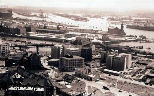 Hamburg: Blick von der Michaeliskirche auf Hafen, Ostteil
