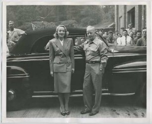 Marlene Dietrich bei "Jack & Heintz" mit Unternehmensgründer Bill Jack, War Bond Selling Tour (Cleveland, Ohio, Juni 1942) (Archivtitel)